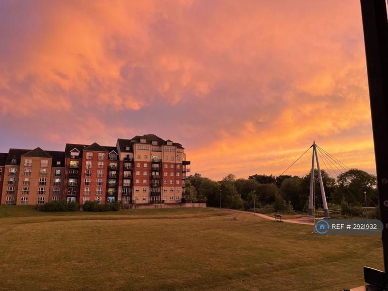 2 bedroom flat in Britannia House, Bedford, MK42 (2 bed) (#2921932)