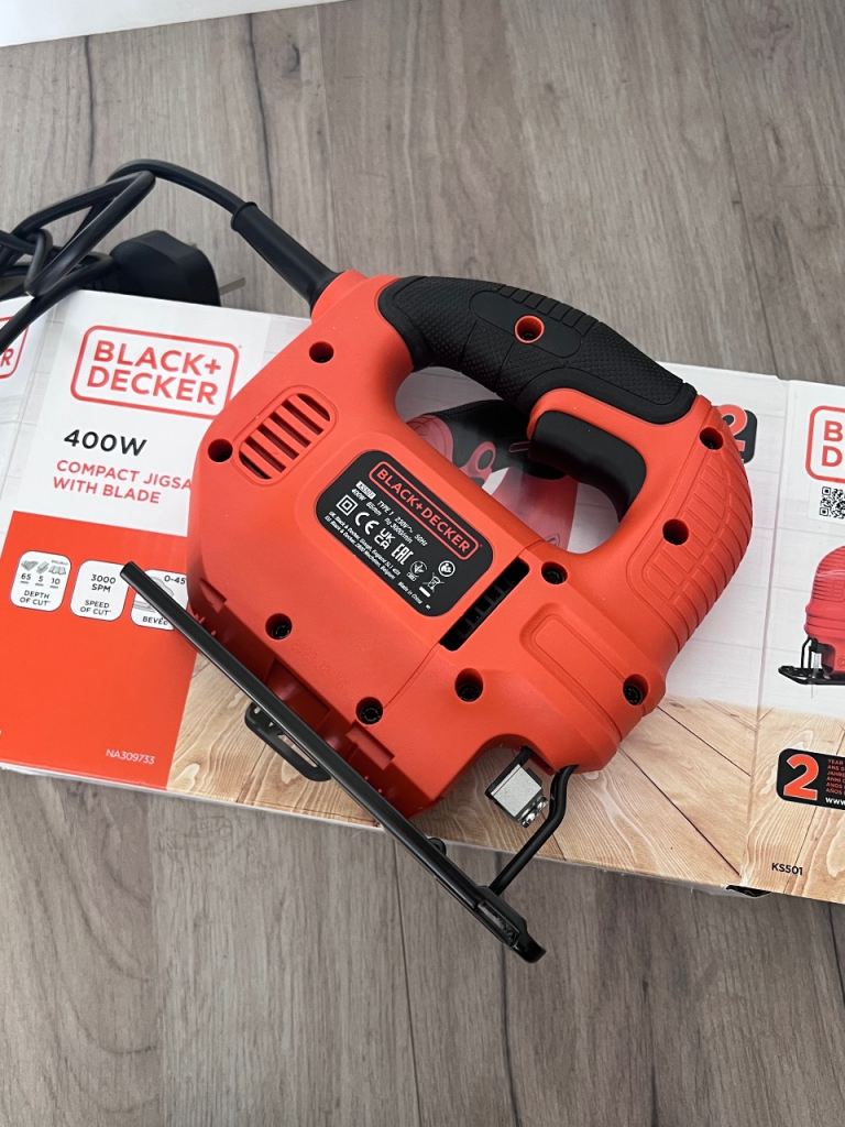 BLACK+DECKER 400W Compact Jigsaw with Blade 