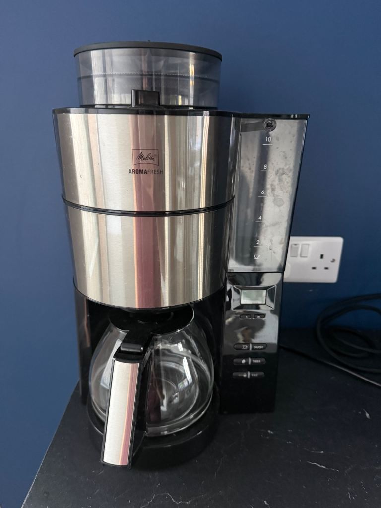 Self-grinding filter coffee machine