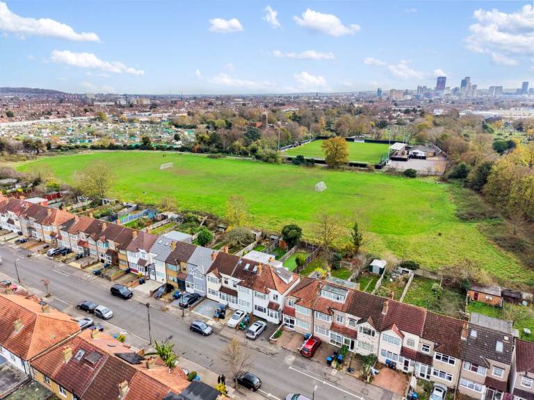 4 bed Terraced House with conservatory, parking and a big conversion, extension potential