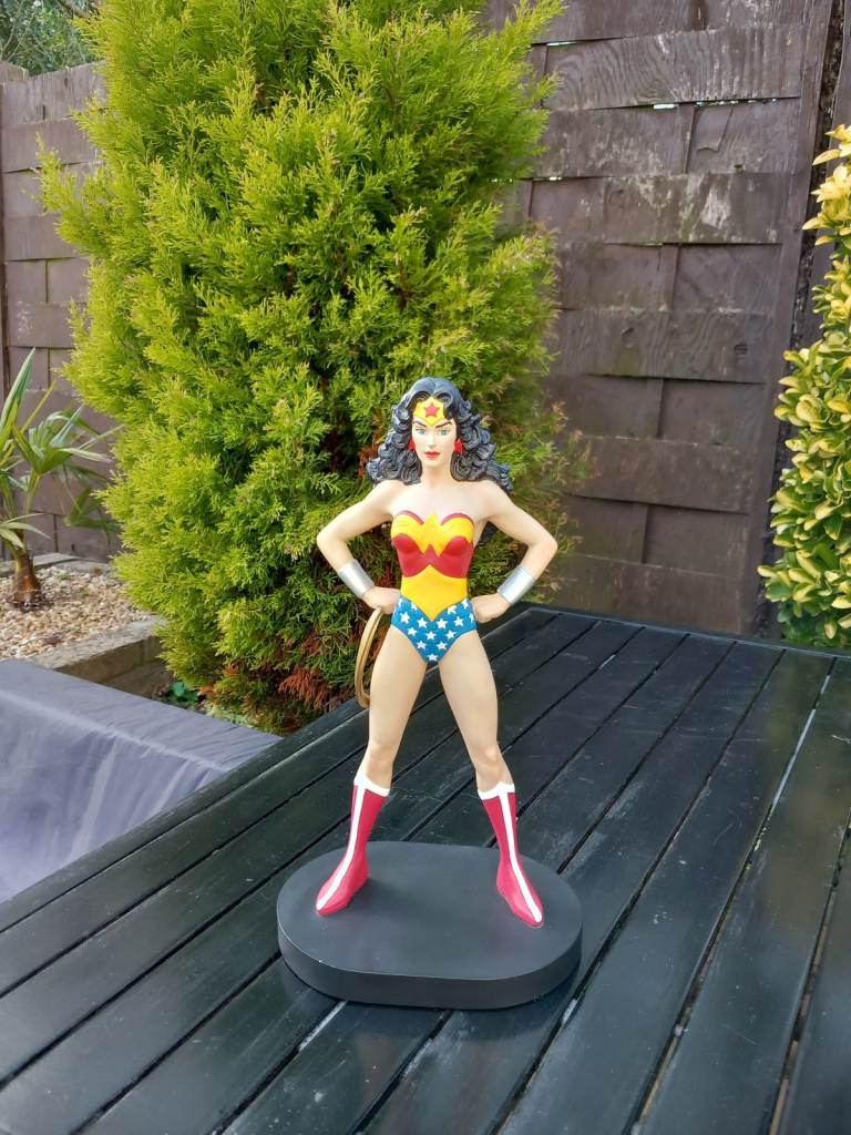 Wonderwoman Warner Brothers Statue 1999 13 inches tall