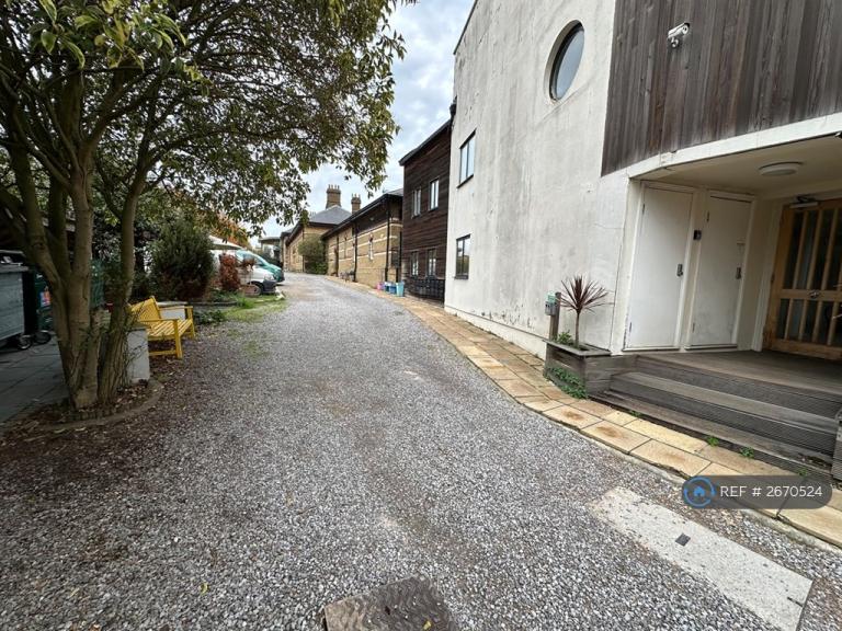 1 bedroom flat in Old Station Way, London, SW4 (1 bed) (#2670524)