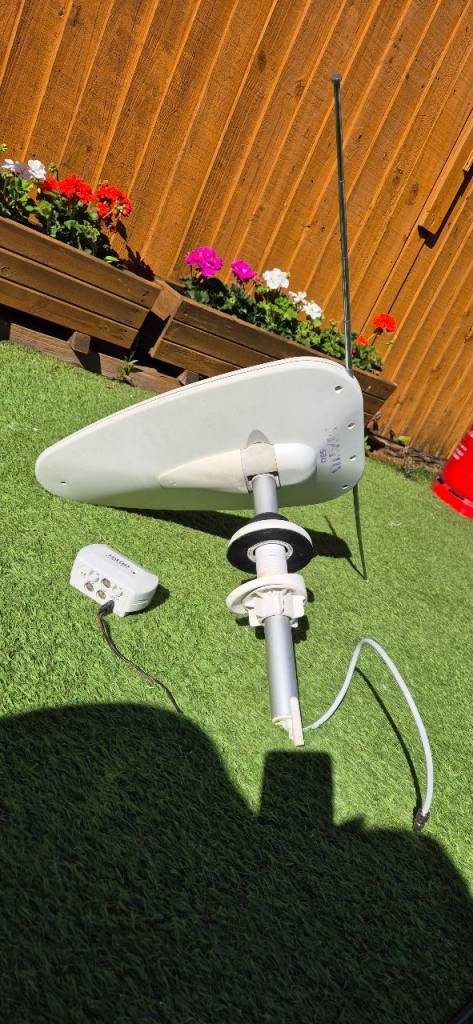 STATUS 530 digital antenna with booster for camper caravan motorhome boat.
