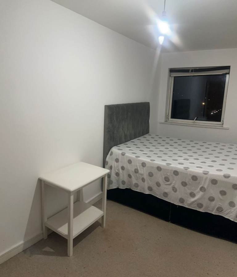 🏡 **SPACIOUS KING-SIZE ROOM WITH ATTACHED BATHROOM (BOLTON - BL1)** 🏡
