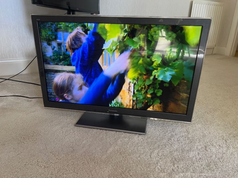 Panasonic Viera TX-L32 32” LCD TV with Remote