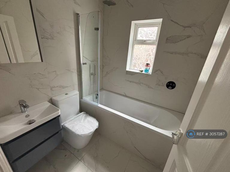 2 bedroom flat in Lodge Avenue, Romford, RM2 (2 bed) (#3057287)