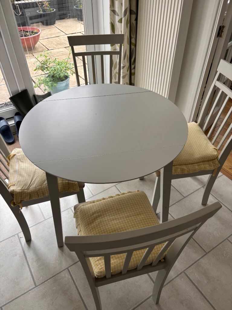 Circular kitchen table and 4 chairs