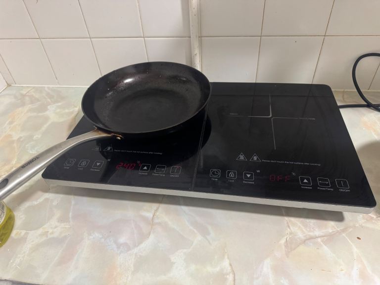 Double induction hob cooker