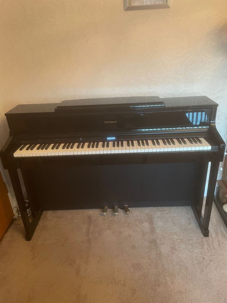 Roland HP605 piano