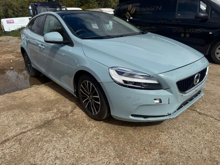 2018 Volvo V40 D2 [120] Momentum Nav Plus 5dr Accident Damaged Salvage  HATCHBACK Diesel Manual