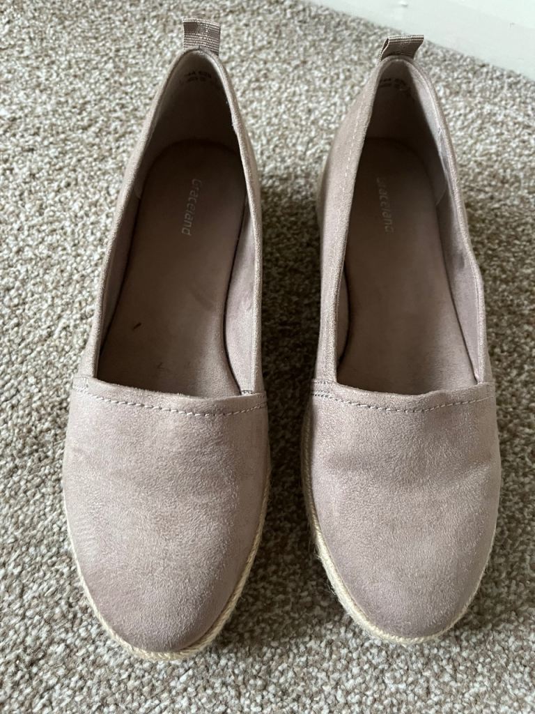 Ladies size 5 shoes 