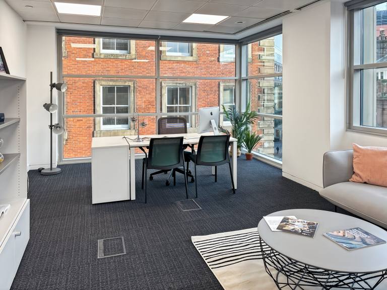 Manchester - M2 4WQ \ Private Office Rental with a 5-Desk Setup