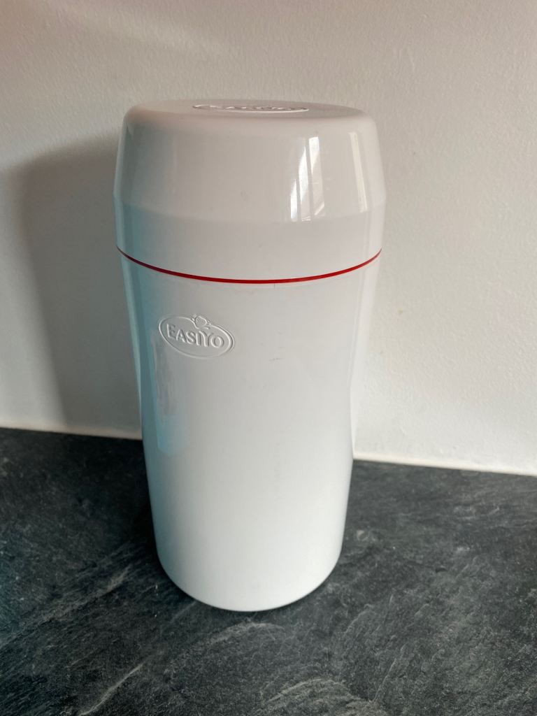 Yoghurt maker.