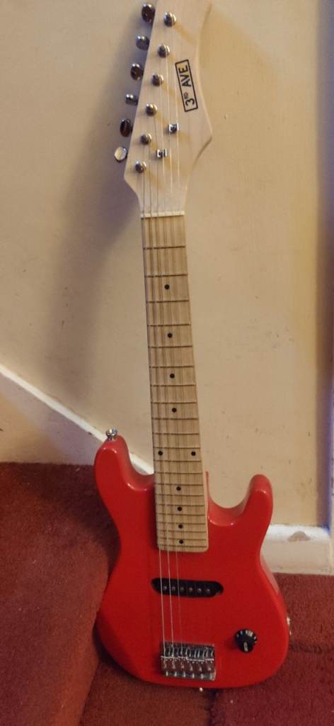 3rd Ave 1/4 size electric guitar for ages 3 to 5 year old 