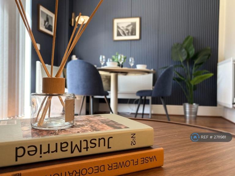 4 bedroom house in Edgewood Road, Manchester, M9 (4 bed) (#2711981)