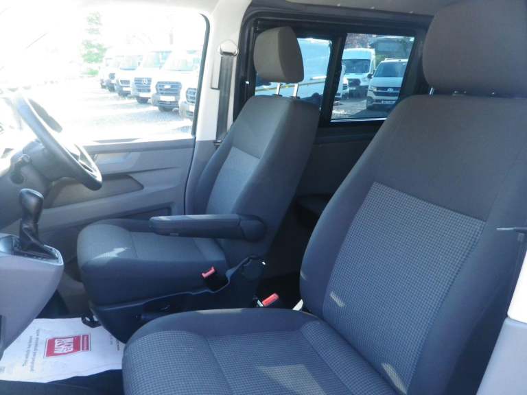 VOLKSWAGEN TRANSPORTER 2.0 TDI T32 Kombi Startline DSG Auto with VW Towbar in