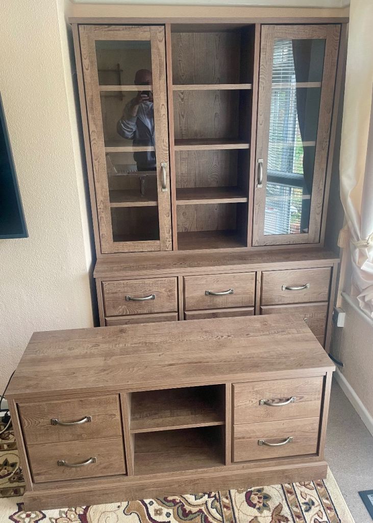 High Quality Living Room Set: Display Cabinet & Matching TV Stand