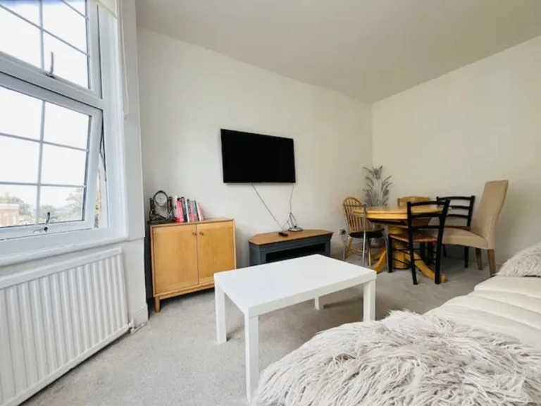4 Bed Flat For Rent - up to 6, Charlton in Woolwich, SE7