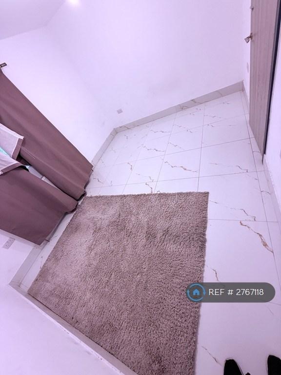 1 bedroom flat in Spearing Road, High Wycombe, HP12 (1 bed) (#2767118)