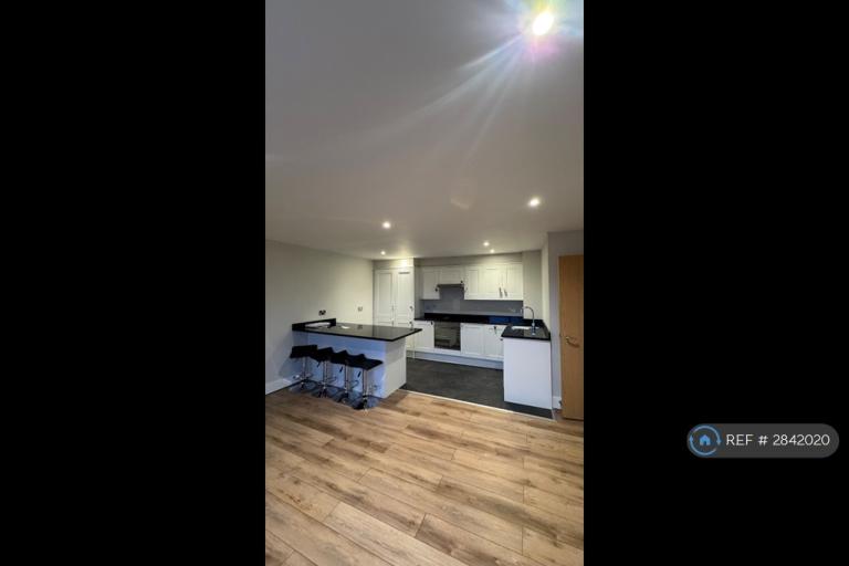 2 bedroom flat in Capitol Square, Epsom, KT17 (2 bed) (#2842020)