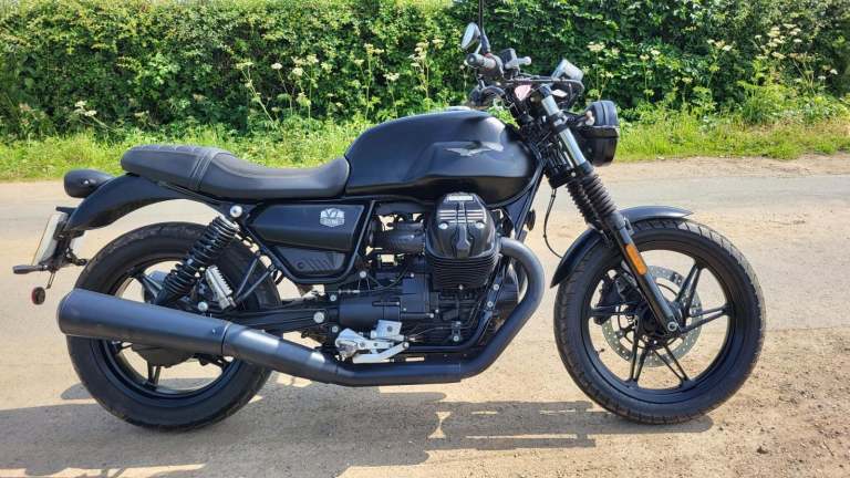 2022 22 MOTO GUZZI V7 IV STONE 3k MILES ONLY BLACK RETRO NAKED CLASSIC STYLING