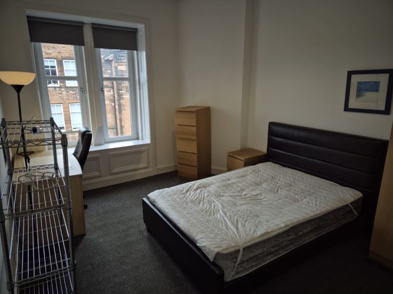 STRATHCLYDE STUDENTS  - 1/2 Price rent August - 3 BEDROOM FLAT