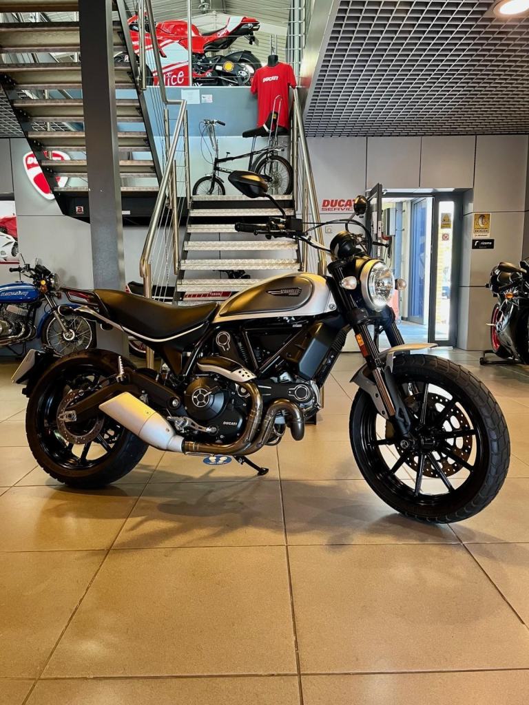IMMACULATE DUCATI SCRAMBLER 800 ICON 2017 - 1700 MILES ONLY - REAR RACK