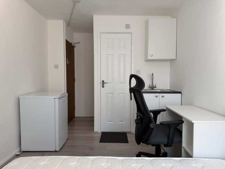 Self-Contained Studio Flat in West Kilburn - DSS Welcome