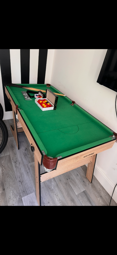 Kids pool table 