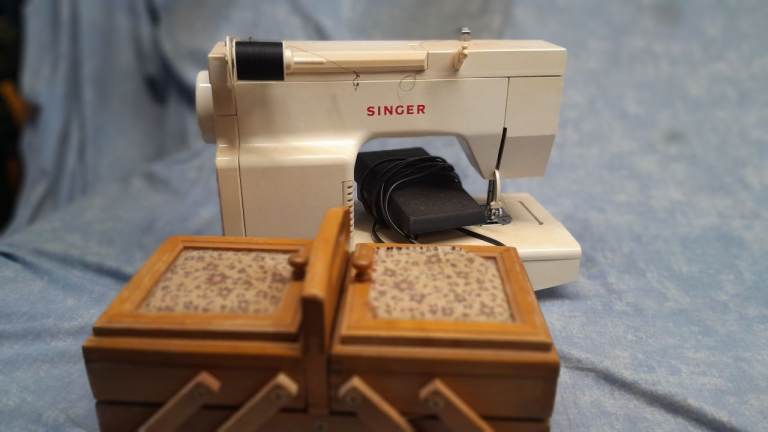 Singer Sewing Machine & sewing box Cream & Grey, Good Condition