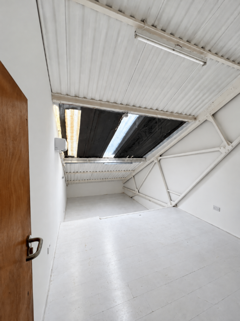 280 sq ft Bright Creative Studio / Content Creator Work Space / Office In East London / Mile End