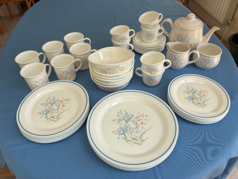 Vintage Pyrex Iris design 45 piece dinner & tea/coffee set