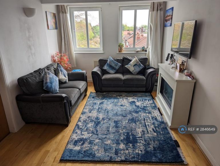 3 bedroom flat in The Strand, Sale, M33 (3 bed) (#2846649)