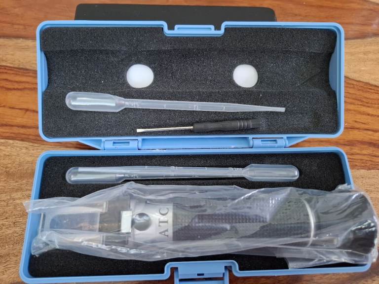 AUTOUTLET Salinity Refractometer, Automatic Temperature Compensation Salt Water Tester Hydrometer 