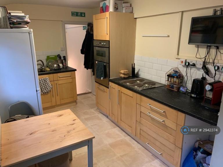 2 bedroom flat in Kincaid Road, London, SE15 (2 bed) (#2942374)