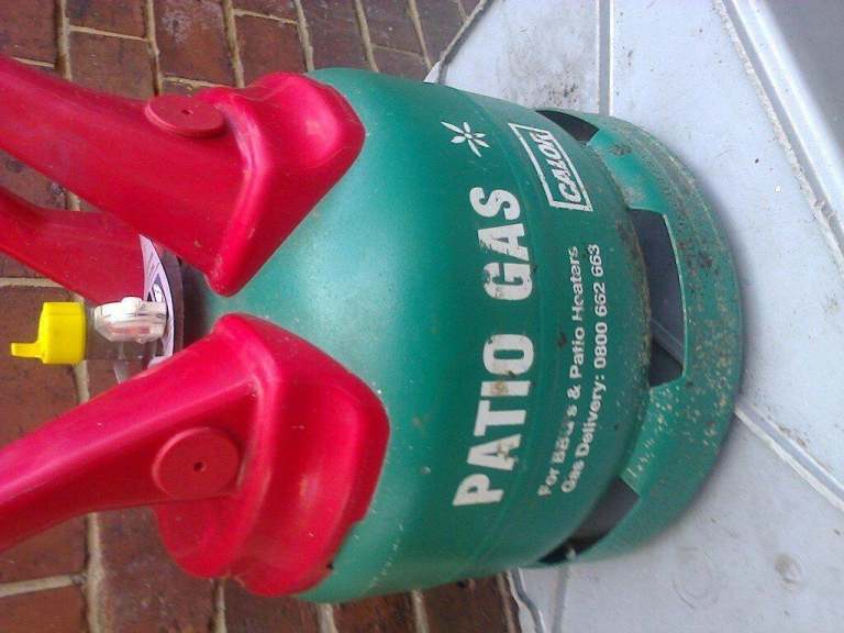 CALOR PATIO 5kg propane gas bottle, FULL, could use for a BBQ. or fire pit, etc.
