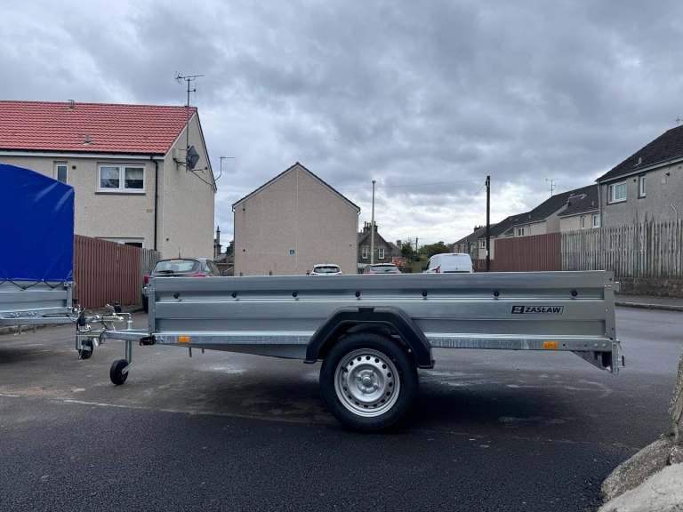 BRAND NEW ZASLAW 8,7FT X 4,4FT SINGLE AXLE FLAT TIPPING TRAILER 750KG