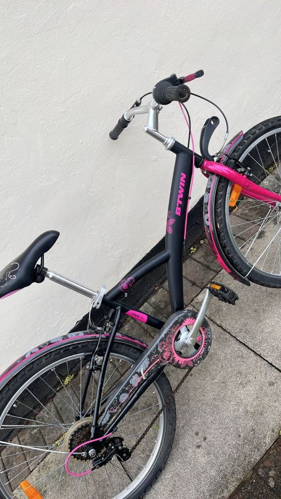 Like new Btwin popply 500 .girls  24 inch bike (ages 8-10years old)
