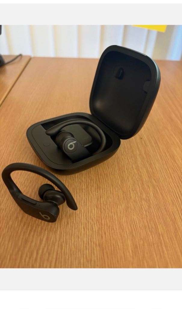 Powerbeats pro black