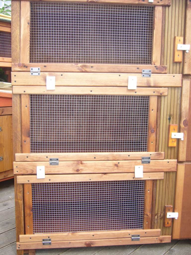 X3RABBIT HUTCH ROBUST   NON ROTT BASE  12120 WIDE £45  WALK IN MESH S 6X3FT £30 EACH  SHOWROOM     