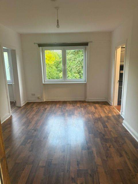 Newly Decorated 3 Bedroom Cottage Flat in Quiet Area Croftfoot Available Now