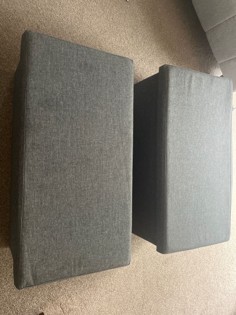 Two storage boxes with lids 