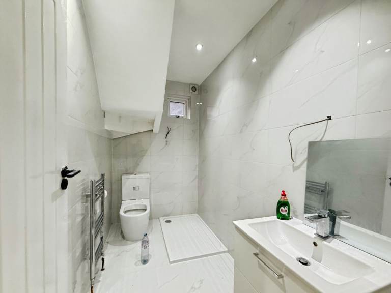 8 BEDROOM BUNGALOW TO RENT 