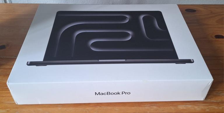 Apple MacBook Pro 14” (M5, 16GB RAM, 1TB SSD, Nano-Texture) – Space Black