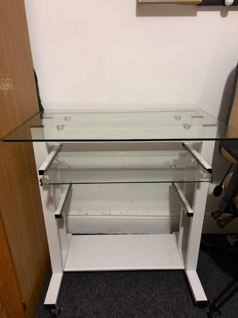Computer table 