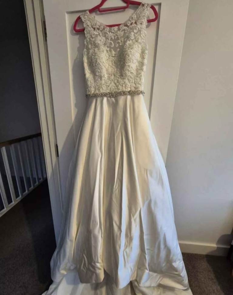 Gorgeous ivory wedding dress (size 10)