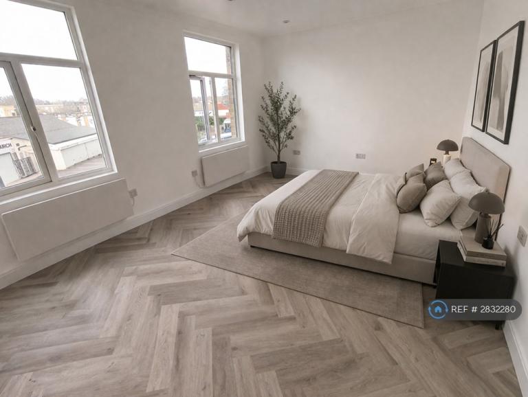 2 bedroom flat in Barking Road, London, E13 (2 bed) (#2832280)