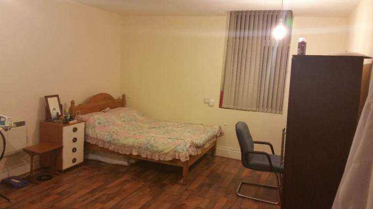 FLAT TO LET/RENT - FULLY FURNISHED - NO SHARING - INCLUDING WATER & COUNCIL TAX - CLEAN AND QUIET