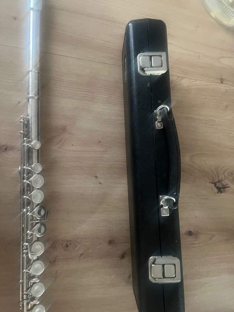 Bundy II Flute with Case – Good Condition