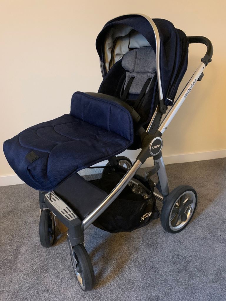 Oyster 3 travel system with isofix base